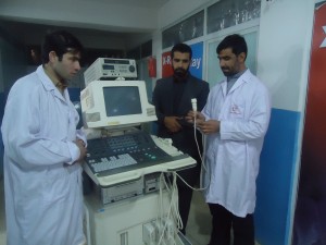 Rechts Dr. Safi unser ehemaliger Hospitant, 2. von rechts Geschäftsführer der Klinik und links ein Krankenpfleger. Dr. Safi erklärt die Handhabung des Sonographie - Gerätes